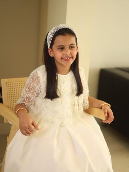 صورة فستان سهرة أطلالة ملكية بلمسات اللؤلؤ والدانتيل